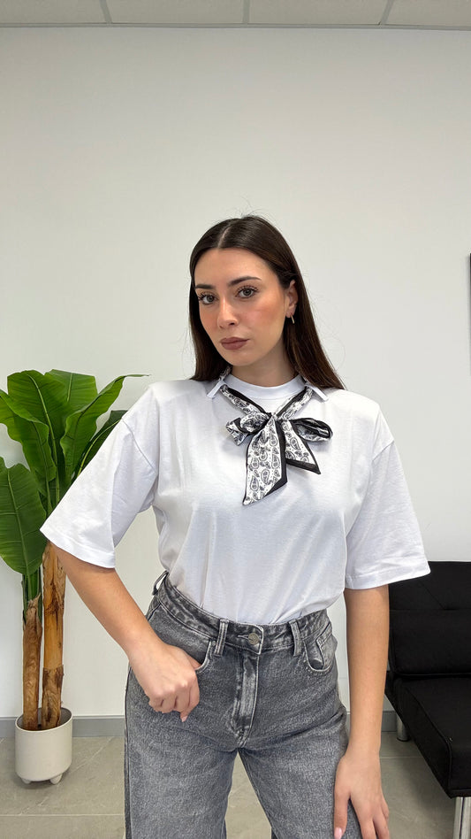 T-SHIRT JUST WEST con Foulard