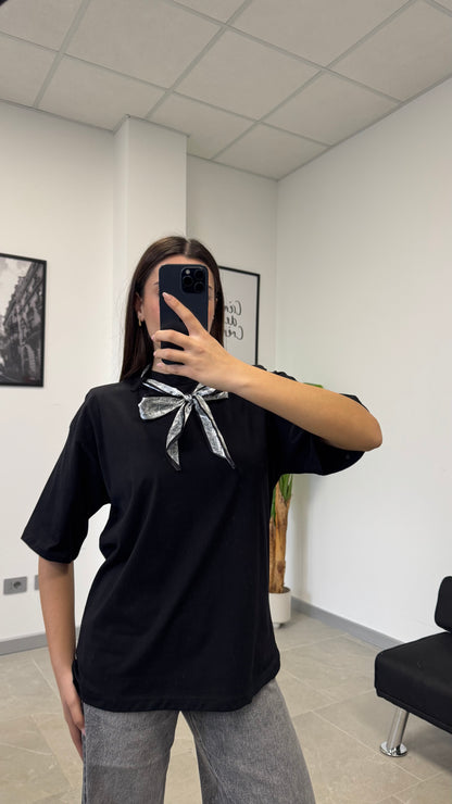 T-SHIRT JUST WEST con Foulard